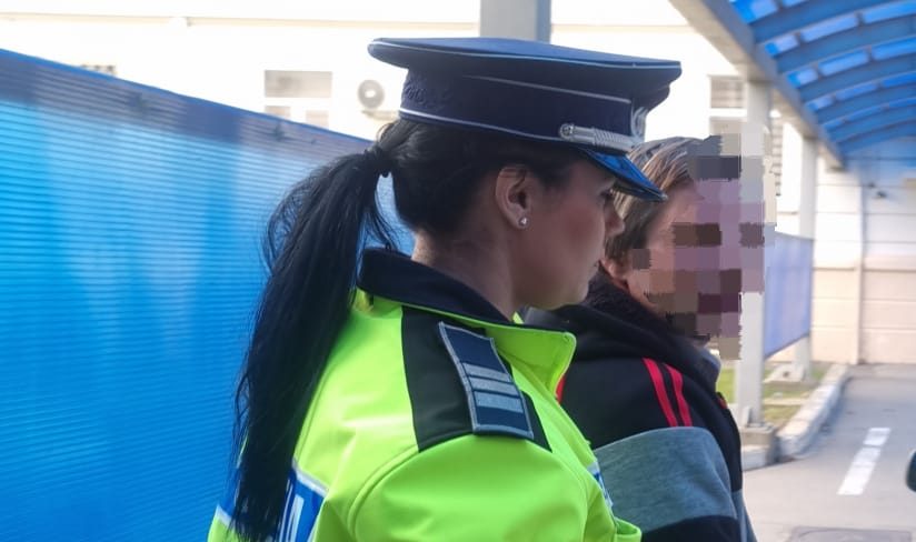 Bărbaţi reţinuţi pentru conducere fără permis. Unul dintre ei circula cu numere false şi nu a oprit la semnalul poliţiştilor