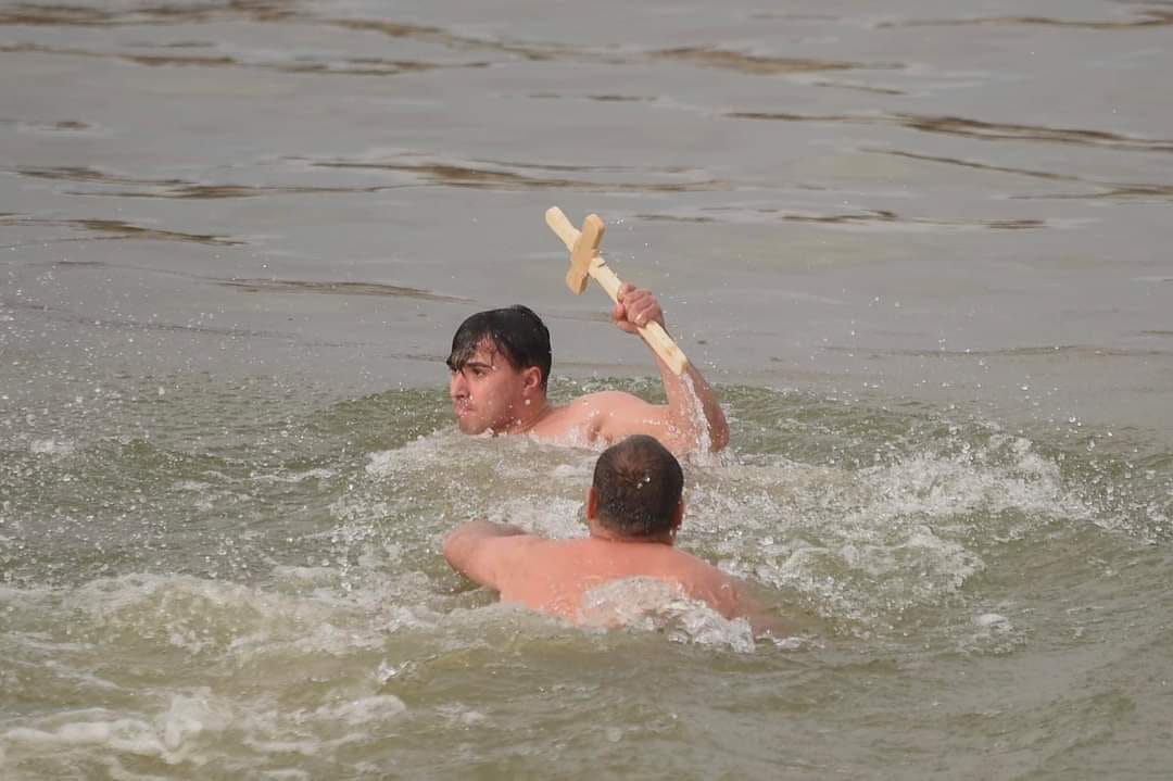 Vicecampionul mondial la înot în ape înghețate, Cristian Tranulea, a prins crucea cu ocazia sărbătorii de Bobotează