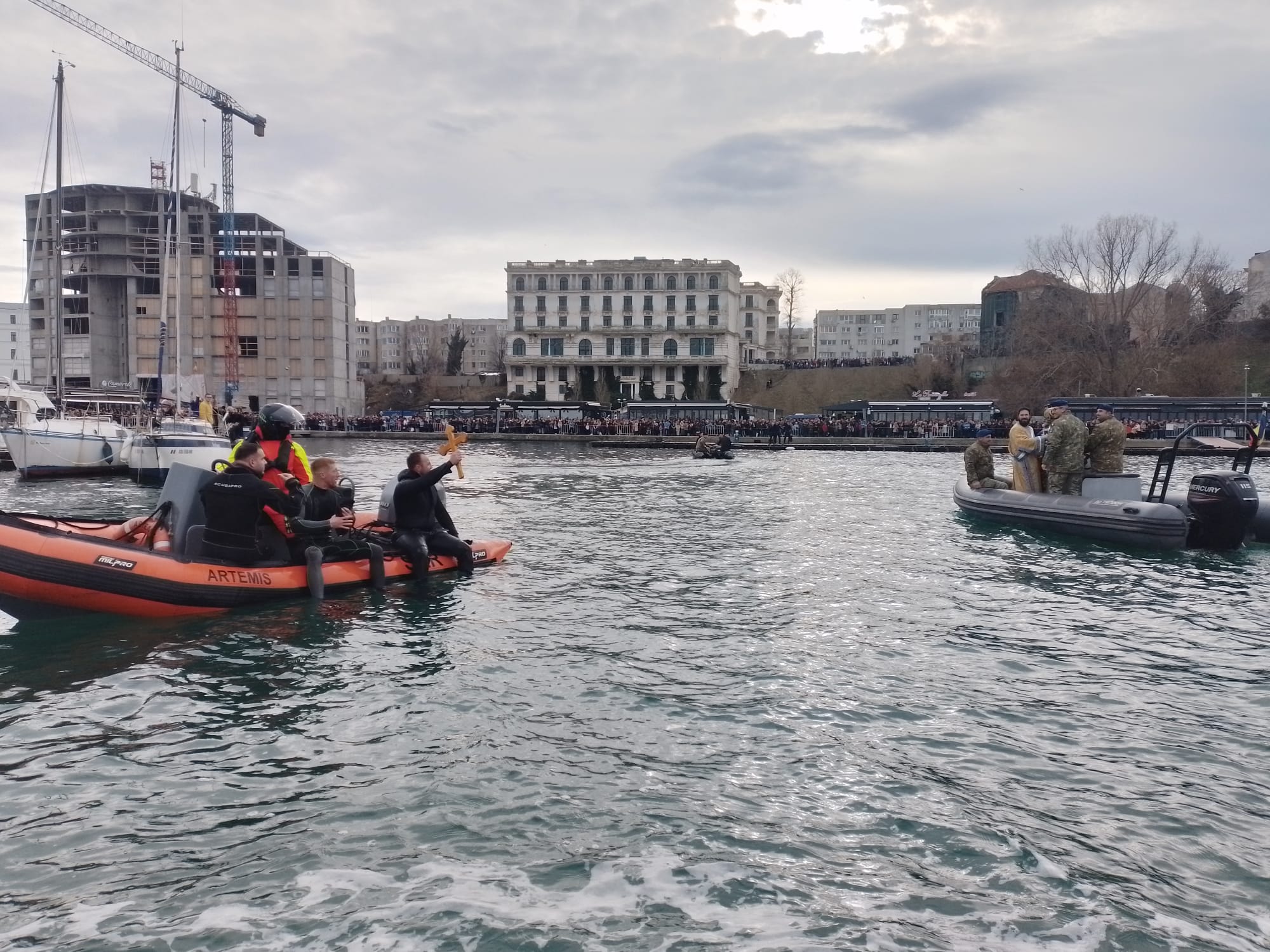 CONSTANŢA: Marinarii din cadrul ARSVOM au supravegheat momentul în care crucea a fost aruncată în mare