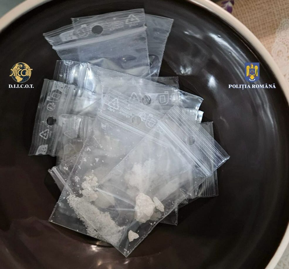 CONSTANŢA: Două persoane au fost arestate preventiv pentru 30 de zile pentru trafic de droguri de mare risc și efectuare, fără drept, de operaţiuni cu produse susceptibile de a avea efecte psihoactive