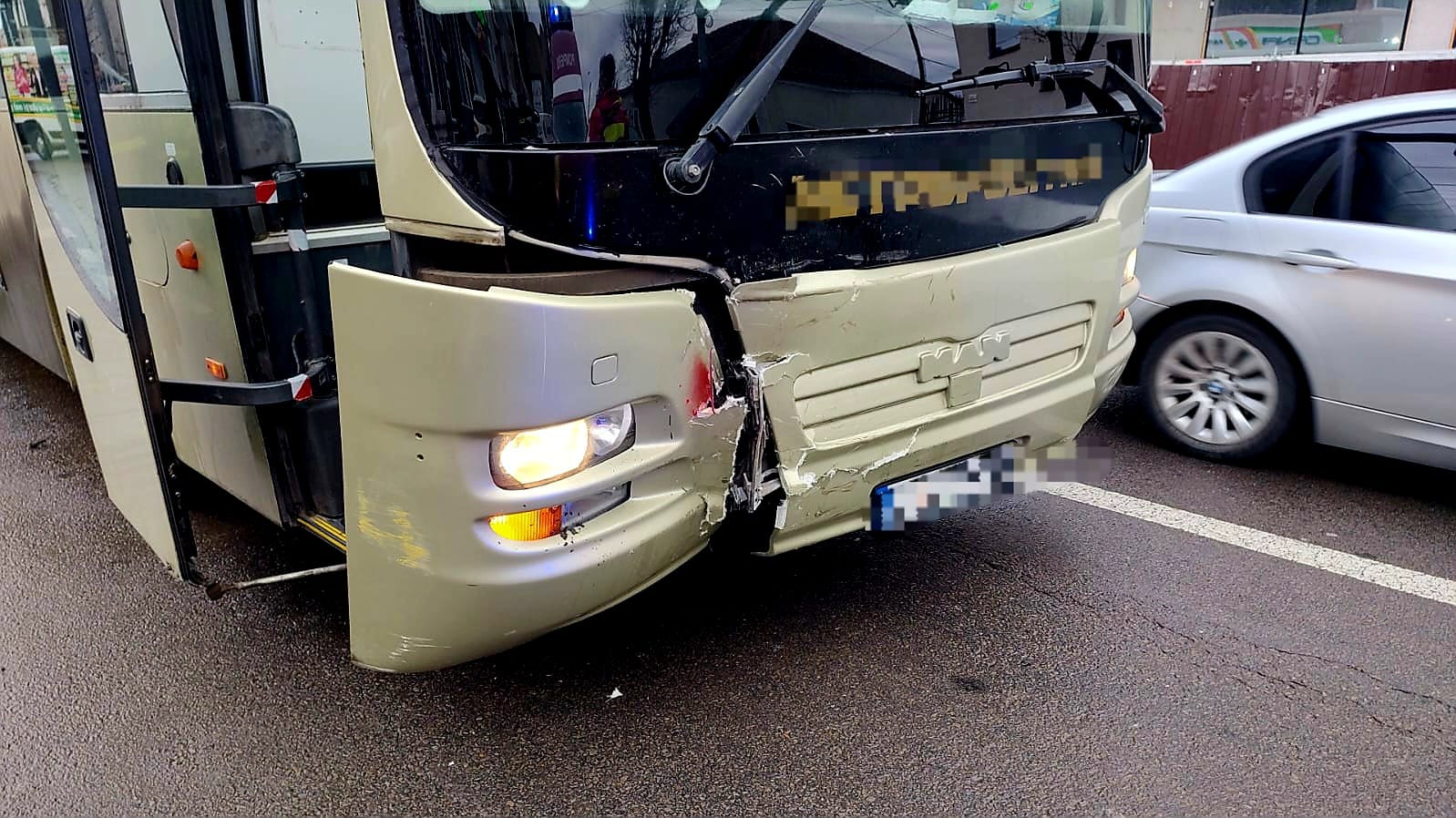 Un accident rutier între un autocar şi o maşină, a avut loc în zona 2 Cocoşi din Constanţa. În autocar erau 40 de adulţi şi doi copii. Există şi o victimă