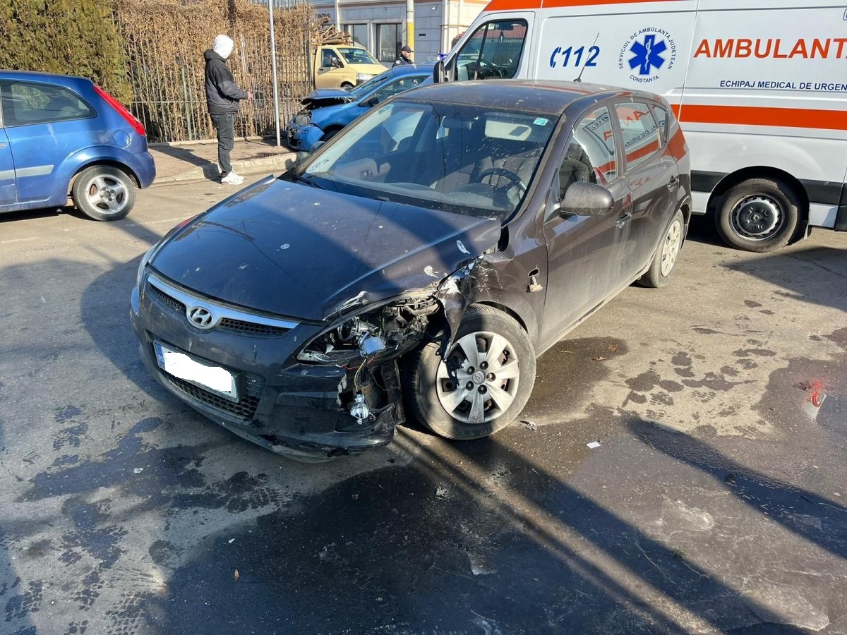 CONSTANŢA: Trei persoane au fost rănite în urma unui accident produs la intersecţia străzilor Bărăgan cu Theodor Burada