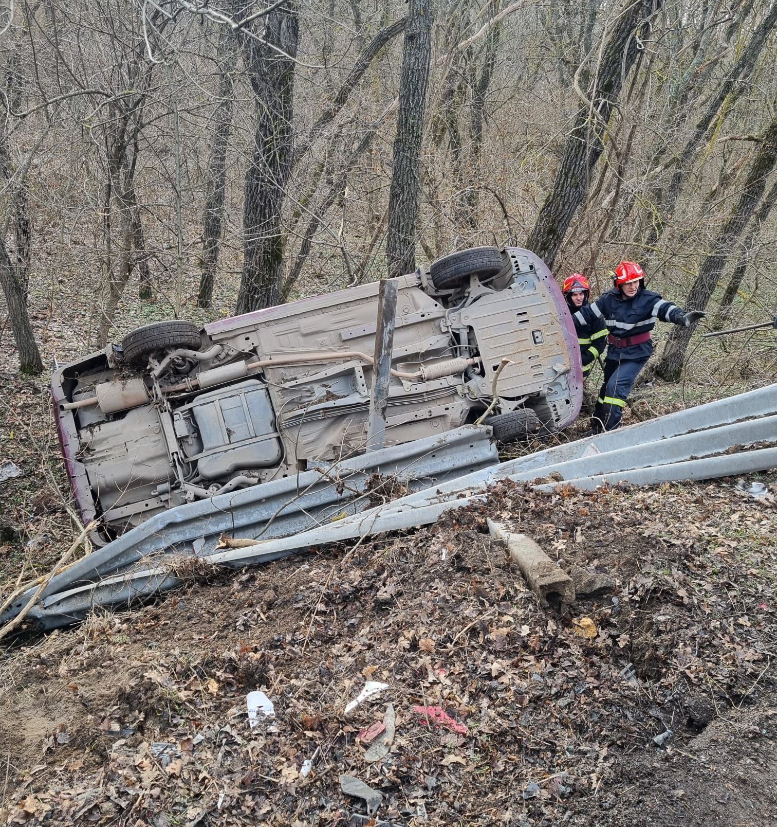 TULCEA: O mașină cu 4 persoane la bord, inclusiv un copil, s-a răsturnat în apropiere de Babadag