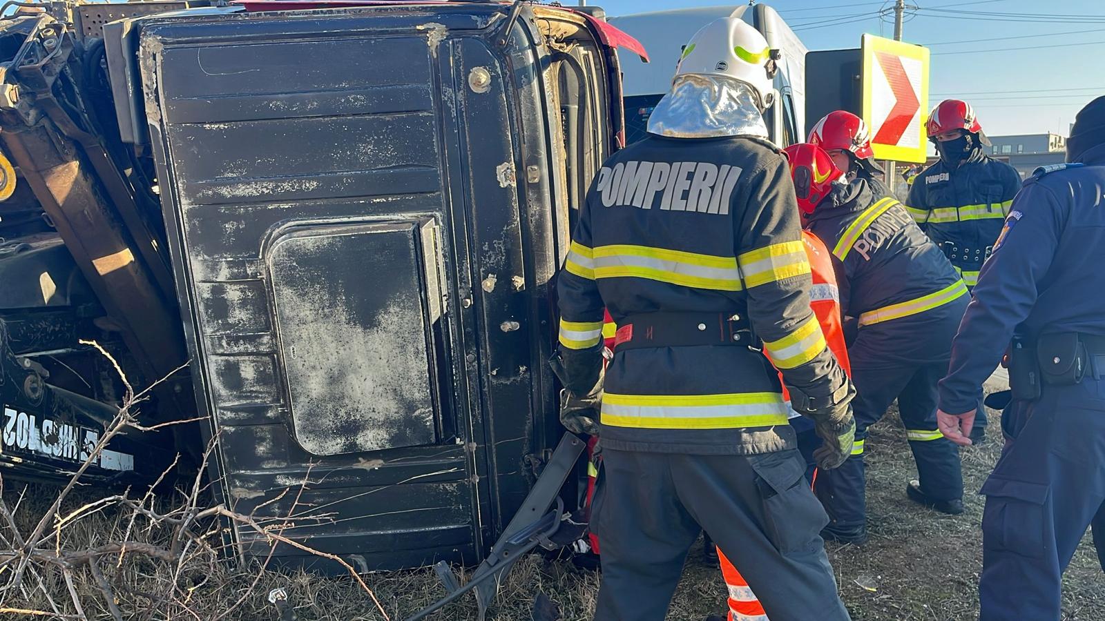(FOTO-VIDEO) TULCEA: O autobasculantă plină cu piatră s-a răsturnat pe șoseaua de centură a orașului