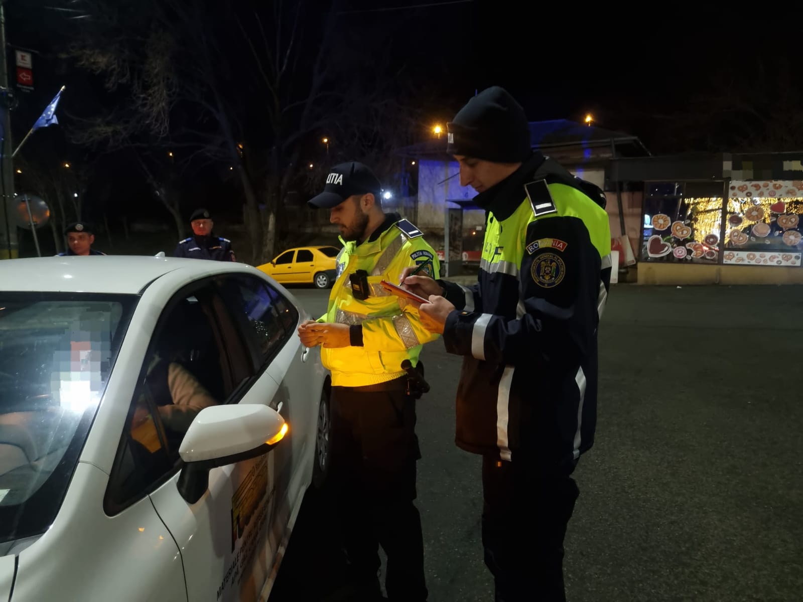 Doi bărbaţi aflaţi sub influenţa băuturilor alcoolice, dintre care unul fără permis de conducere, opriţi de poliţişti în trafic