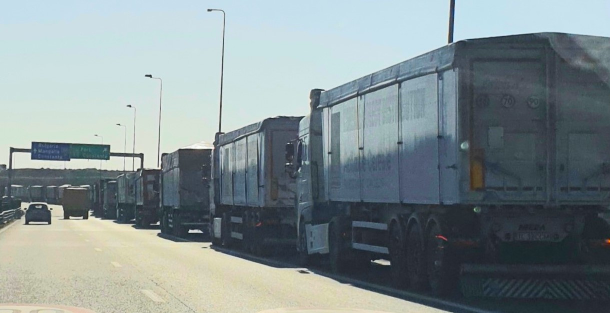 CONSTANȚA: Transportatorii cer eliminarea taxelor de acces în Port și flux separat pentru camioanele ucrainene