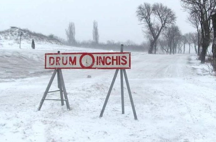 COD GALBEN de viscol: În județul Tulcea se circulă în condiţii de iarnă, iar furtuna a închis porturile de la Marea Neagră