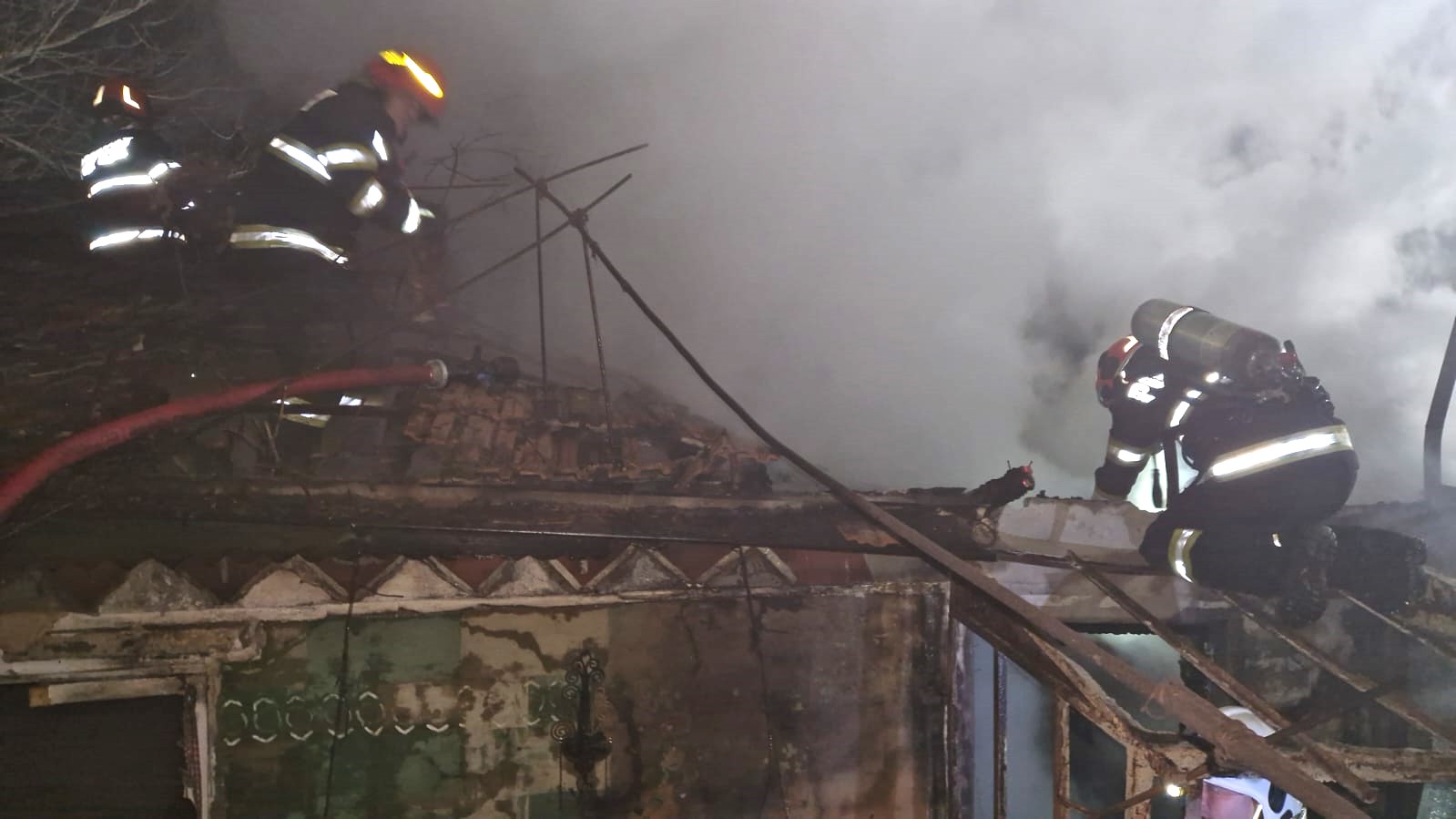 CONSTANȚA: O casă de pe strada Delfinului a luat foc