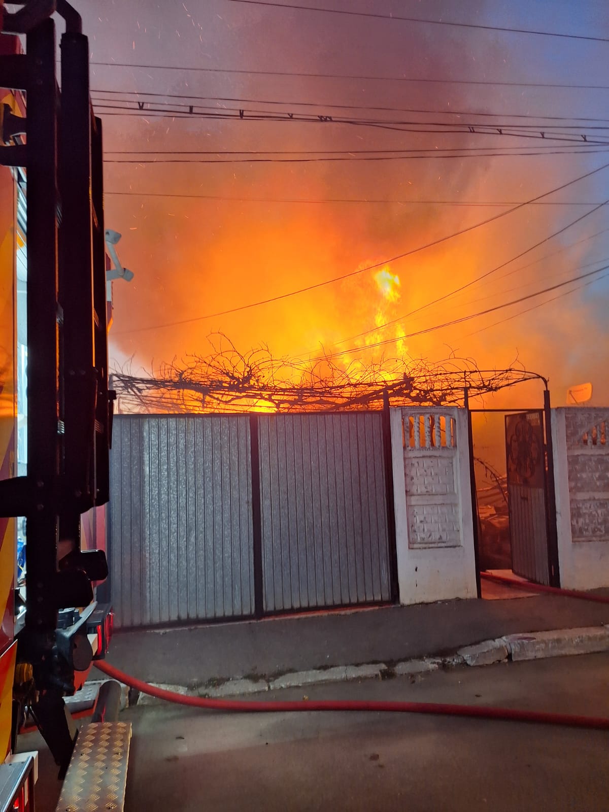 Patru persoane s-au autoevacuat în urma unui incendiu care a cuprins o casă din Constanţa