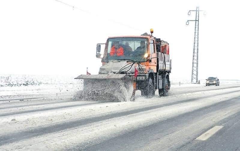 INFOTRAFIC: Se circulă în condiţii de iarnă pe drumurile din 12 judeţe