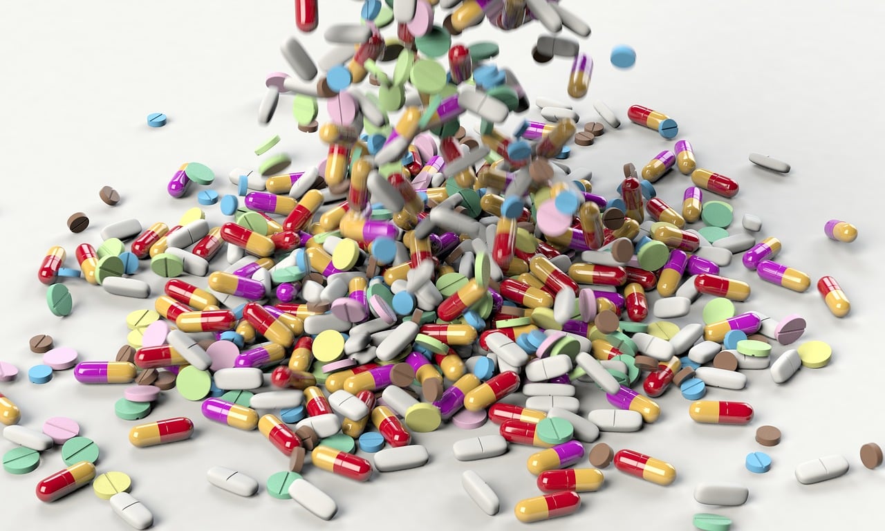 CNAS: Plafonul pensiei până la care se acordă medicamente compensate cu 90% creşte la 2.020 lei