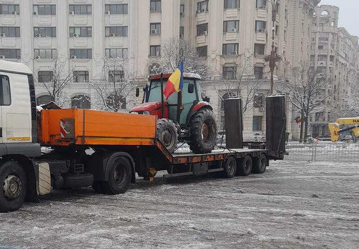 Protestul transportatorilor și fermierilor din Piața Constituției cu… un singur tractor!