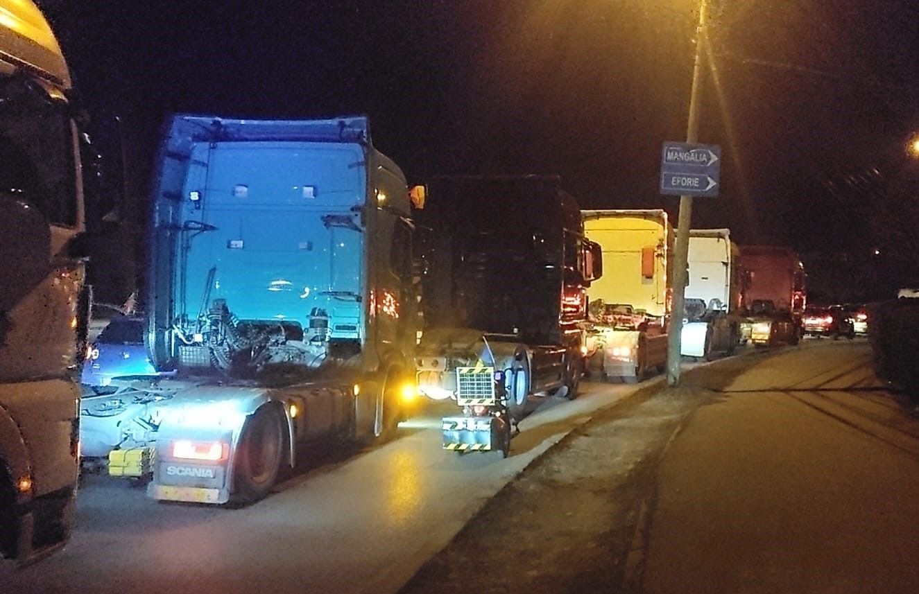CONSTANŢA: Fermierii şi transportatorii continuă protestul prin blocarea unor intrări în portul maritim