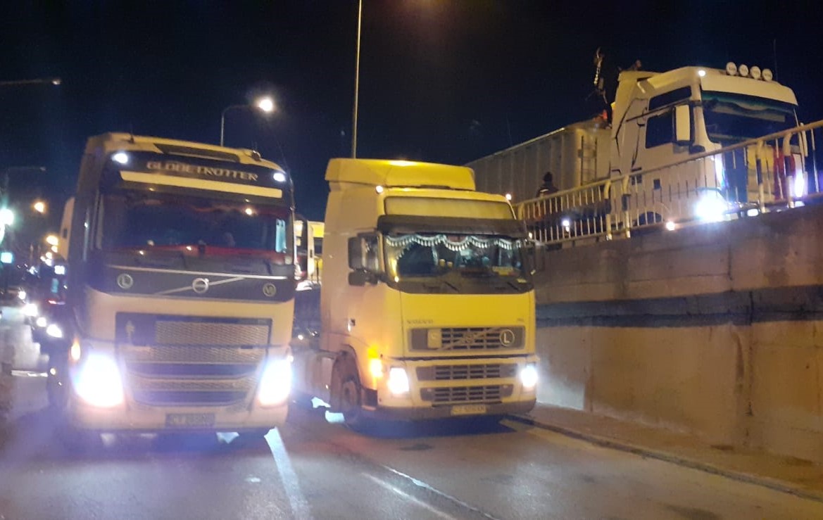 (VIDEO-FOTO) CONSTANȚA: Protestul transportatorilor a blocat orașul, pentru a doua seară la rând