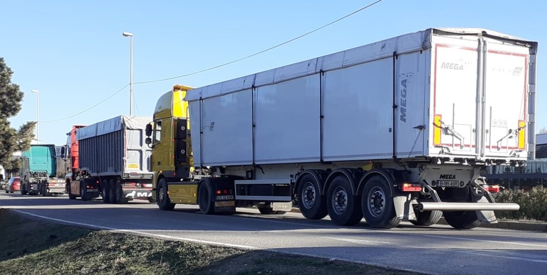 Transportatorii și fermierii își continuă protestele în stradă. Noi consultări între reprezentanţii acestora și autorități au loc astăzi