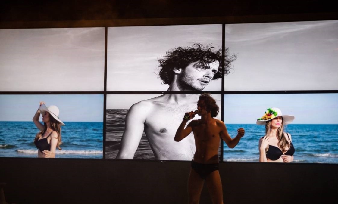 Expoziție de pictură, divertisment muzical sau spectacol de teatru cu iz de mare, plajă și vacanță?