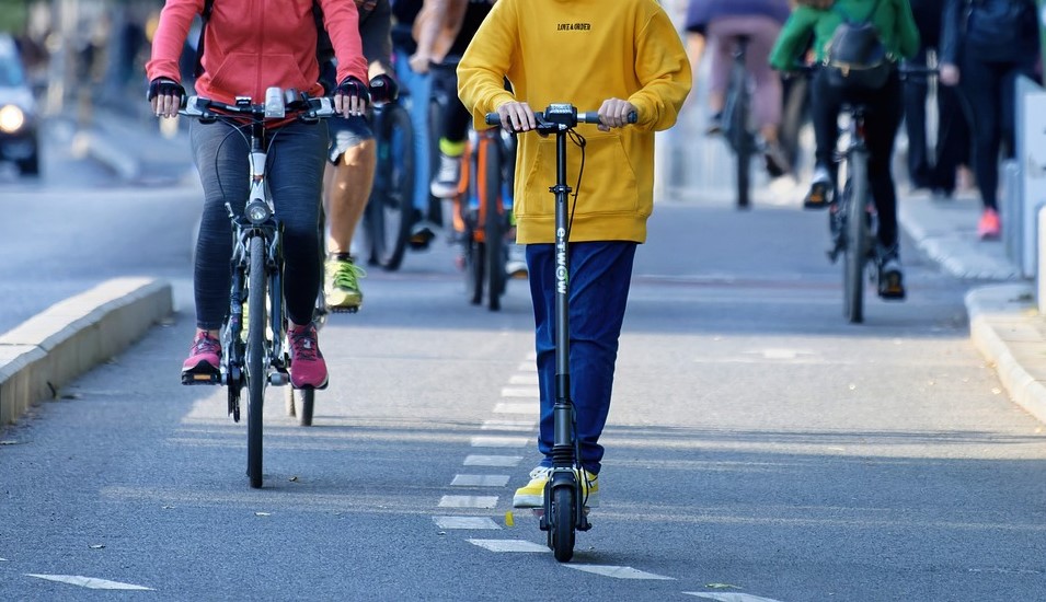 AUDIO | Psiholog Emil Gătej, specialist în conducere defensivă: Asigurarea obligatorie pentru trotinete și biciclete electrice îi va responsabiliza pe utilizatori