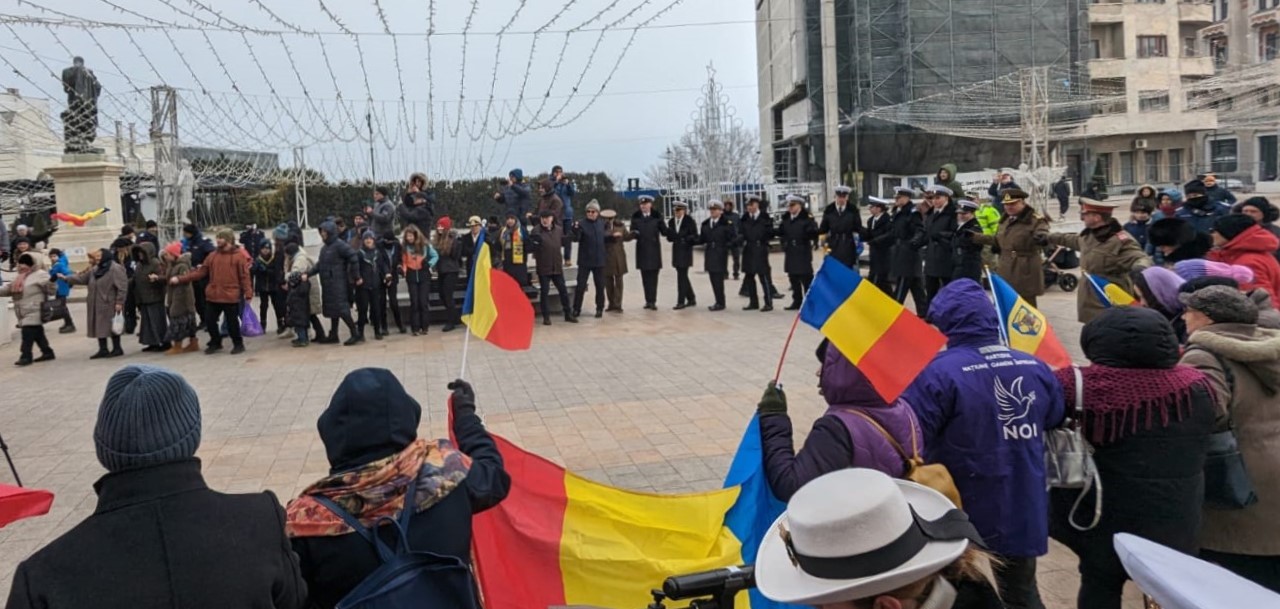 CONSTANȚA: Piața Ovidiu, plină de constănțeni care au înfruntat frigul pentru a sărbători Unirea Principatelor