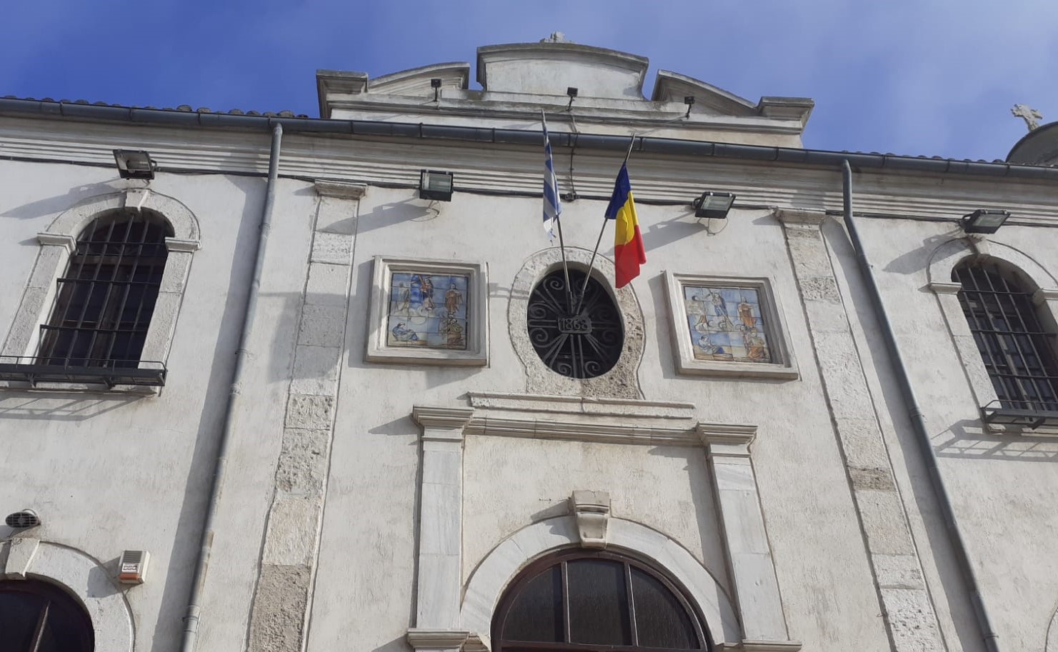 Vasilopita sau prăjitura Sfântului Vasile cel Mare a fost oferită, astăzi, constănțenilor, potrivit unei îndelungate tradiții grecești
