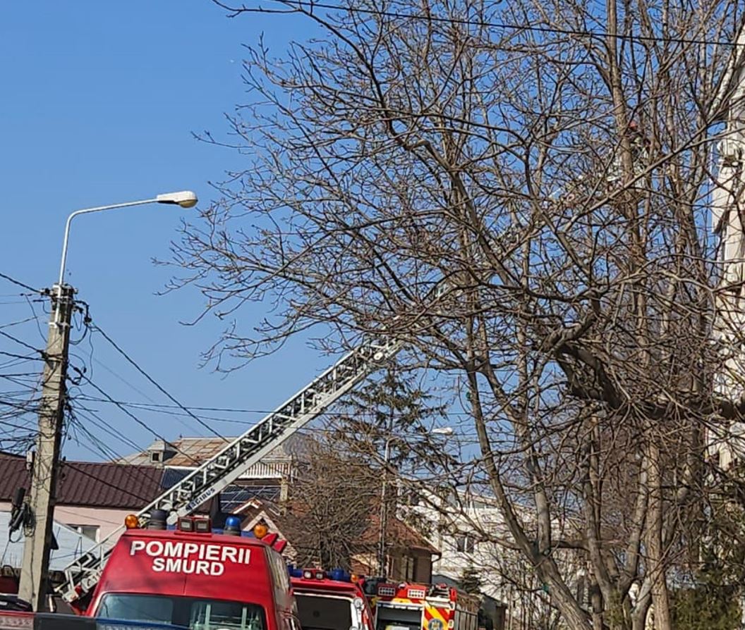 CONSTANȚA/FOTO: UPDATE – O explozie a avut loc într-un apartament. Persoană surprinsă în interior