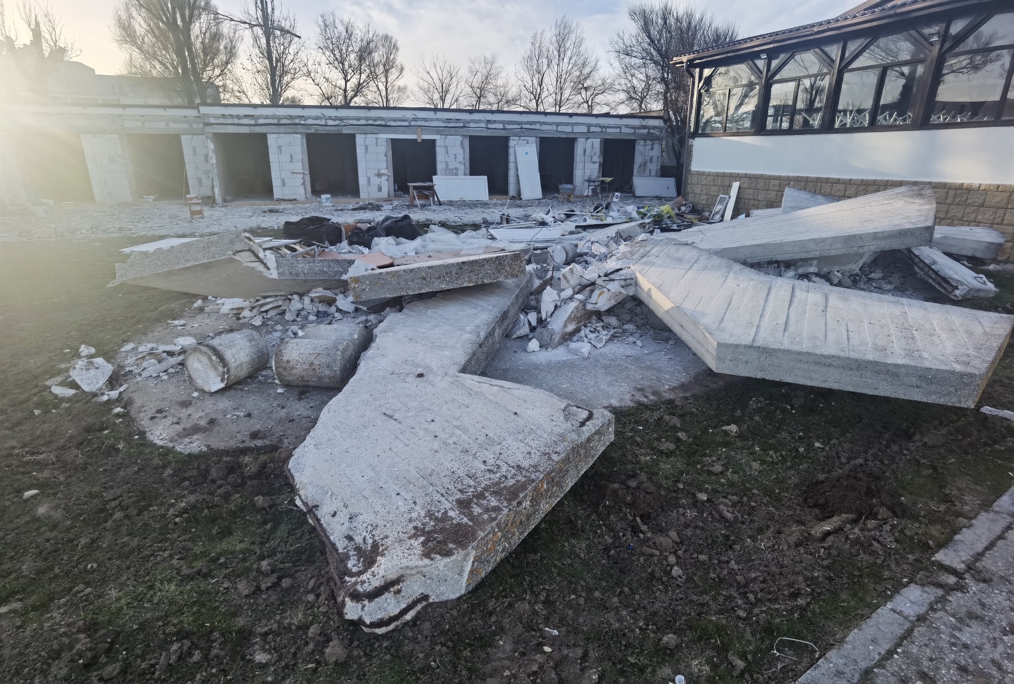 Un investitor privat ar fi distrus monumentul din Costineşti. Lucrarea făcea parte dintr-un ansamblu statuar amenajat în perioada comunistă