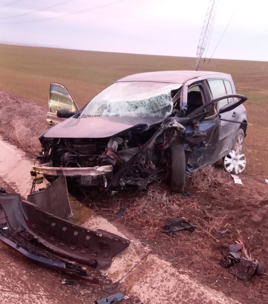 FOTO: Doi bărbaţi au fost răniţi în urma unui accident care a avut loc la Gura Dobrogei. Au fost implicate 3 maşini