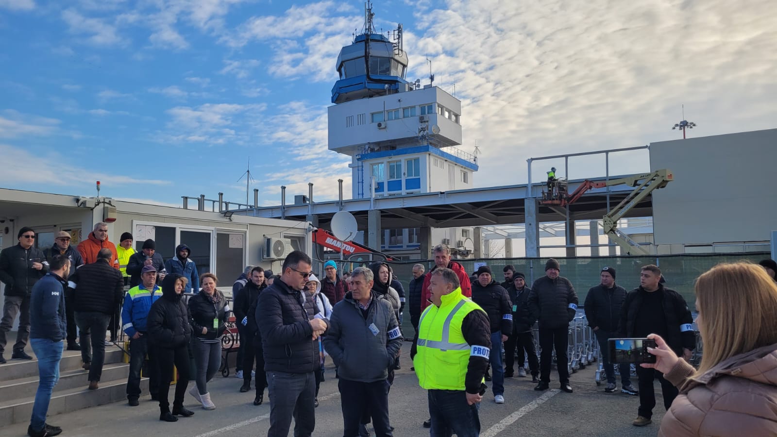 Angajaţii Aeroportului Internaţional “Mihail Kogălniceanu” Constanţa au protestat astăzi, printre altele, faţă de Legea 296 care le îngrădeşte anumite drepturi