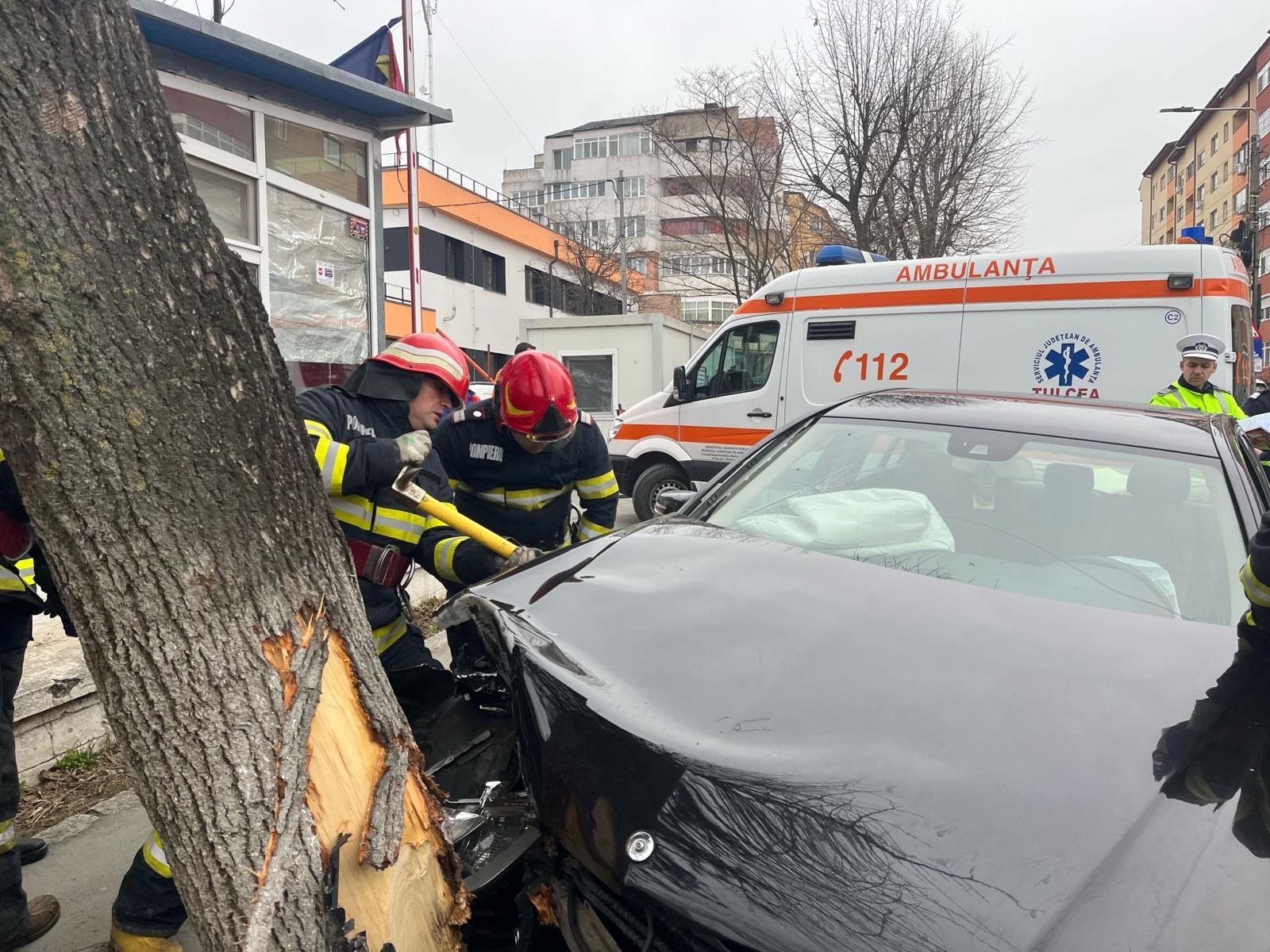 TULCEA: Un bărbat a murit în urma unui accident rutier. Maşina în care se afla s-a izbit de un copac