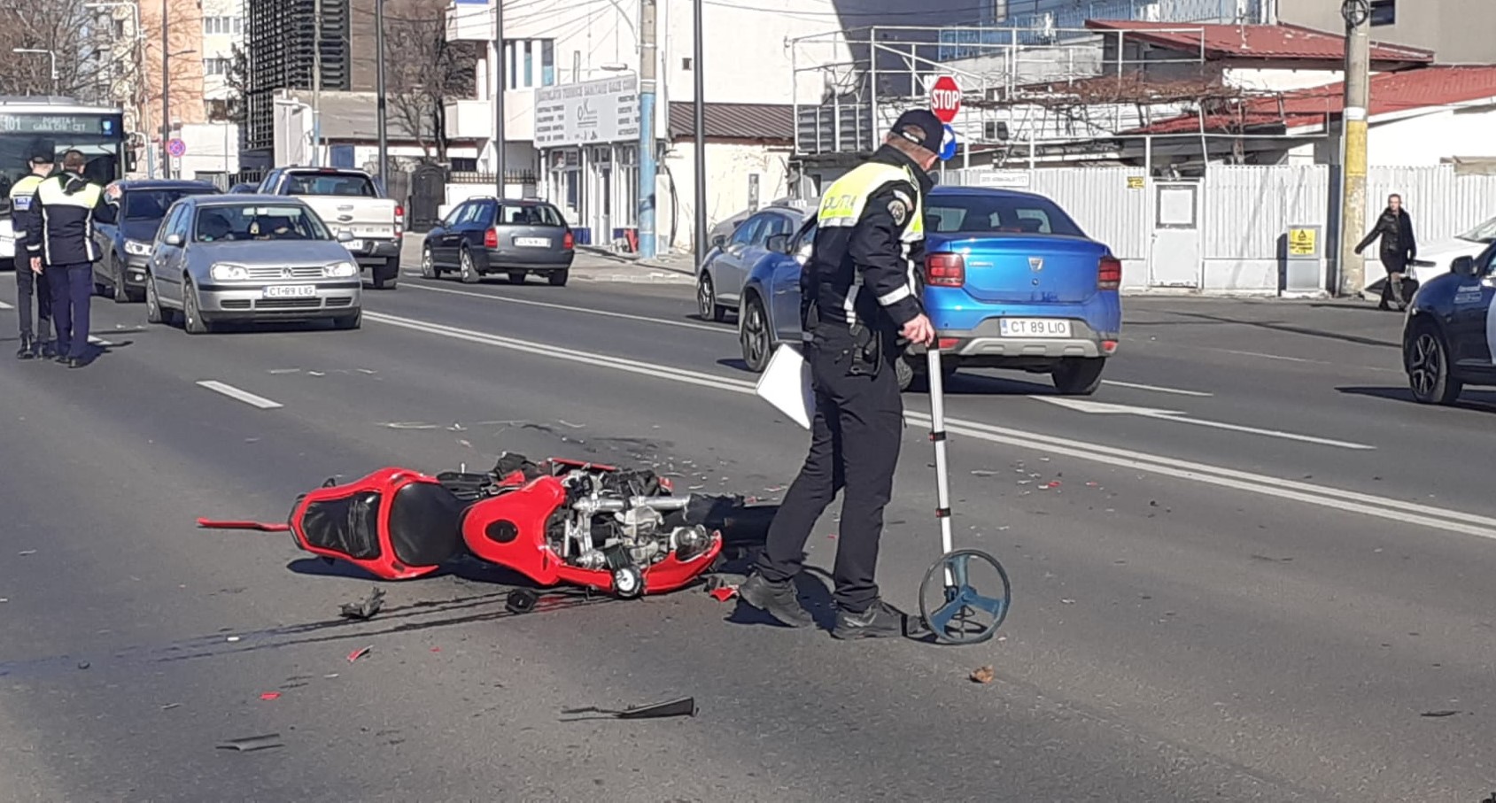 CONSTANȚA: Motociclist rănit, după ce a fost acroșat de o mașină