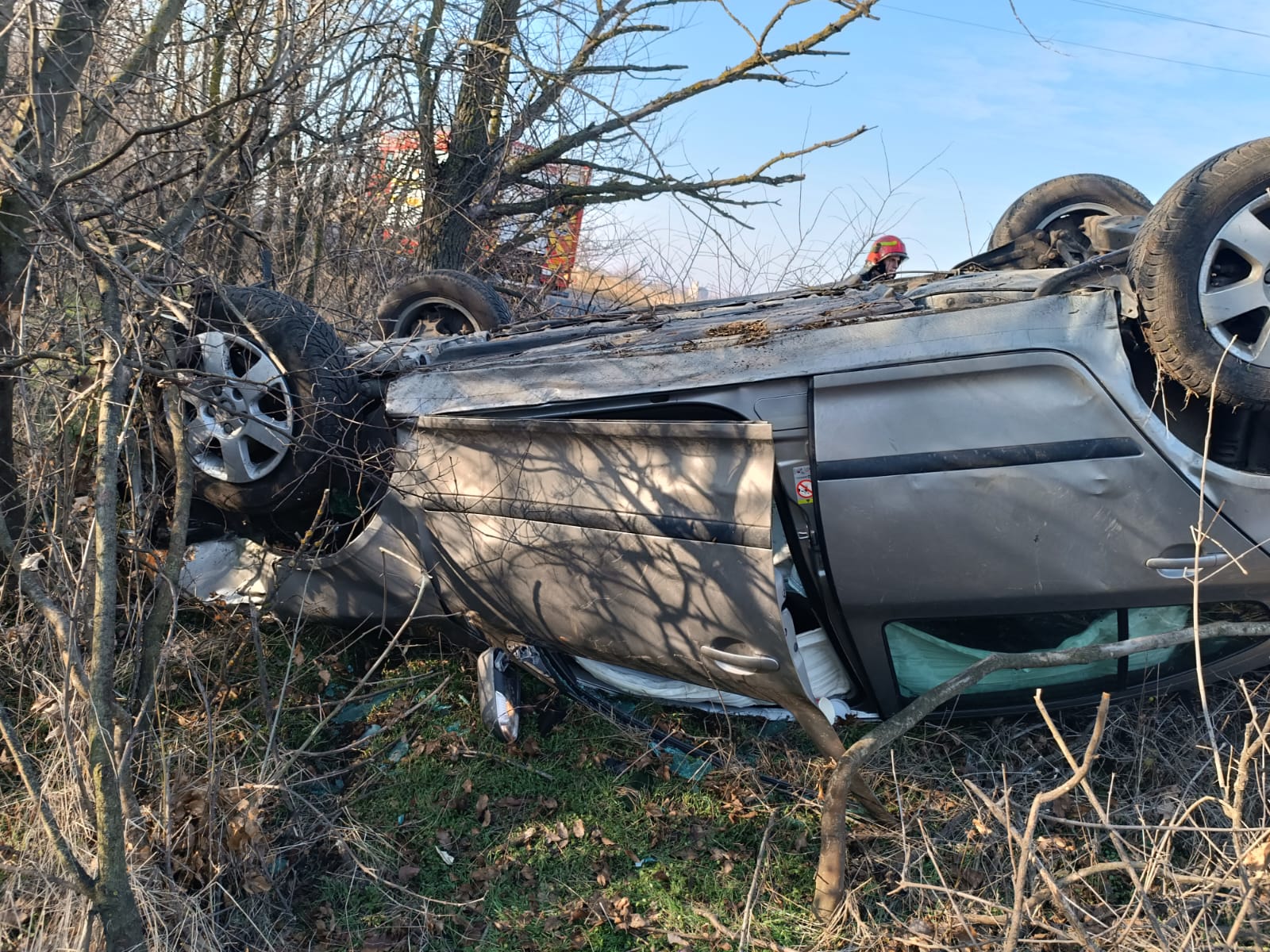 Județul CONSTANȚA: O tânără șoferiță a ajuns la spital, după ce s-a răsturnat cu mașina pe DN 22C