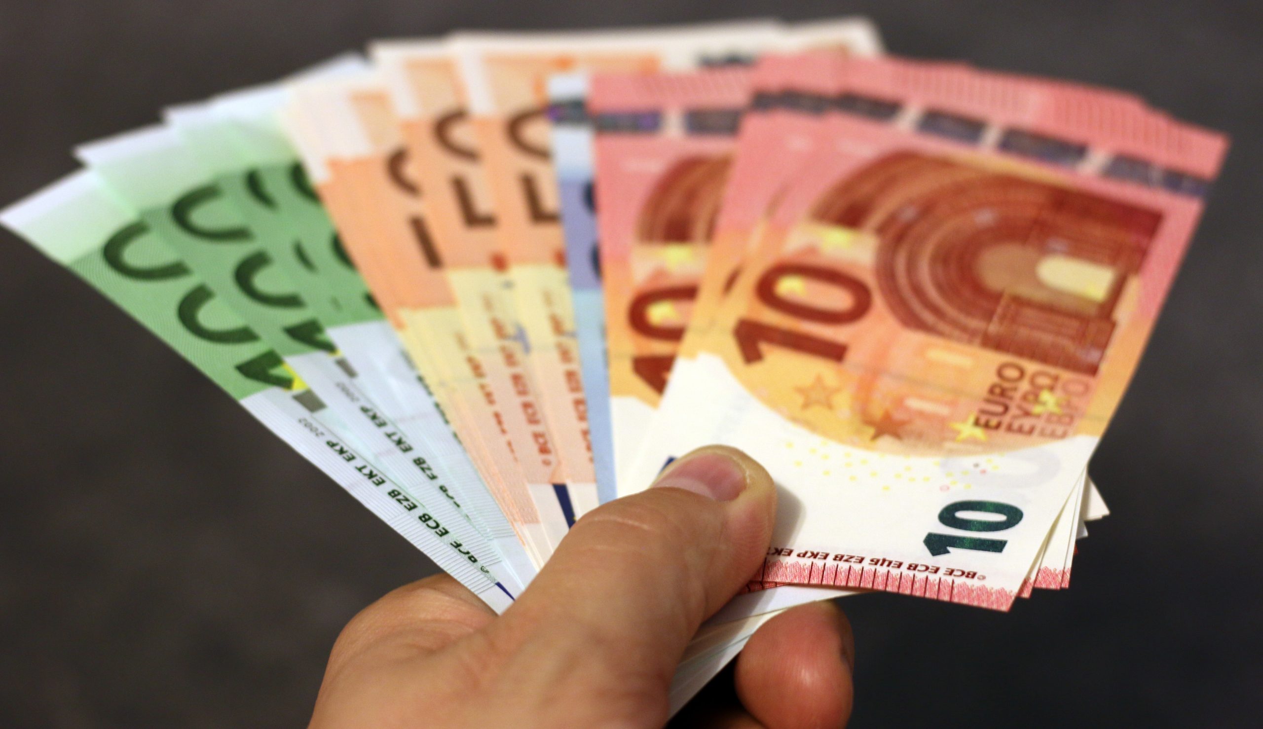 Românii plătiți cu salariul minim pe economie au una dintre cele mai vulnerabile situații economice și sociale din Europa