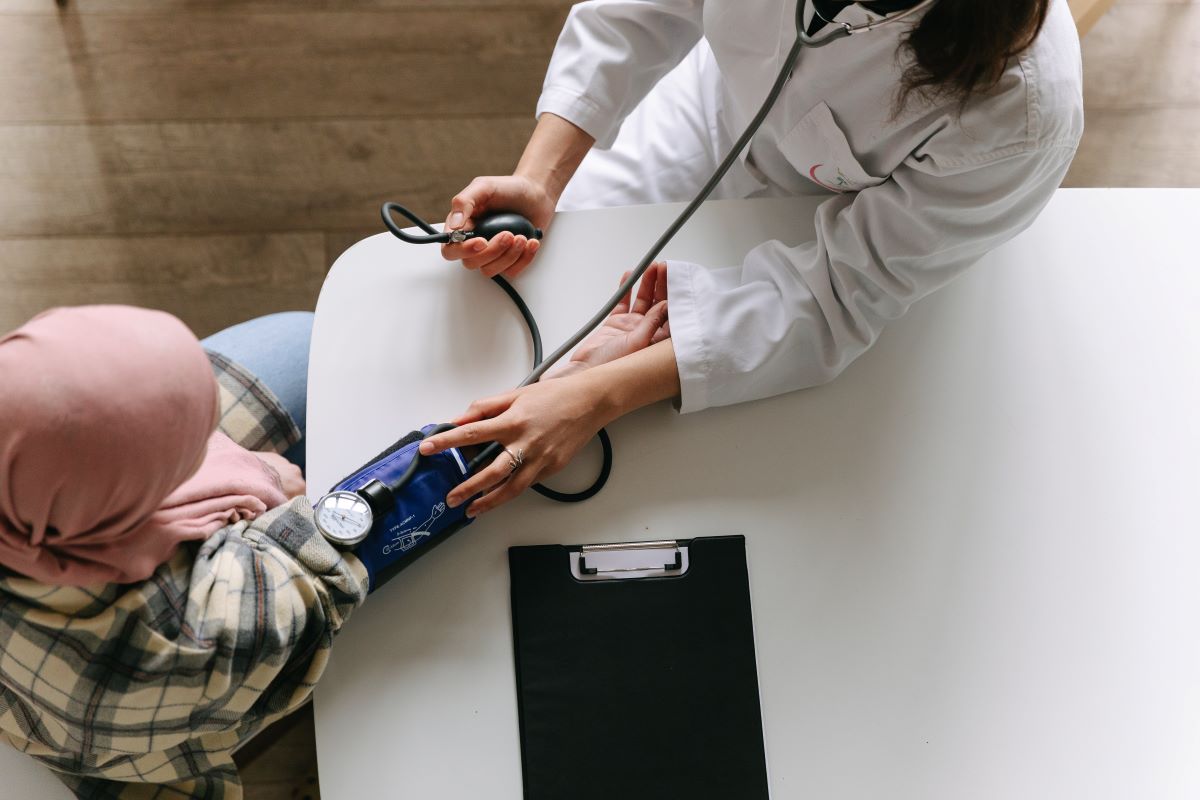 Eliminarea impozitării cu 10% a concediilor medicale, discutată în Senat