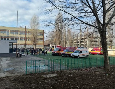 Zeci de elevi au ajuns la spital, după ce în clădirea liceului a fost folosit un spray iritant, posibil paralizant