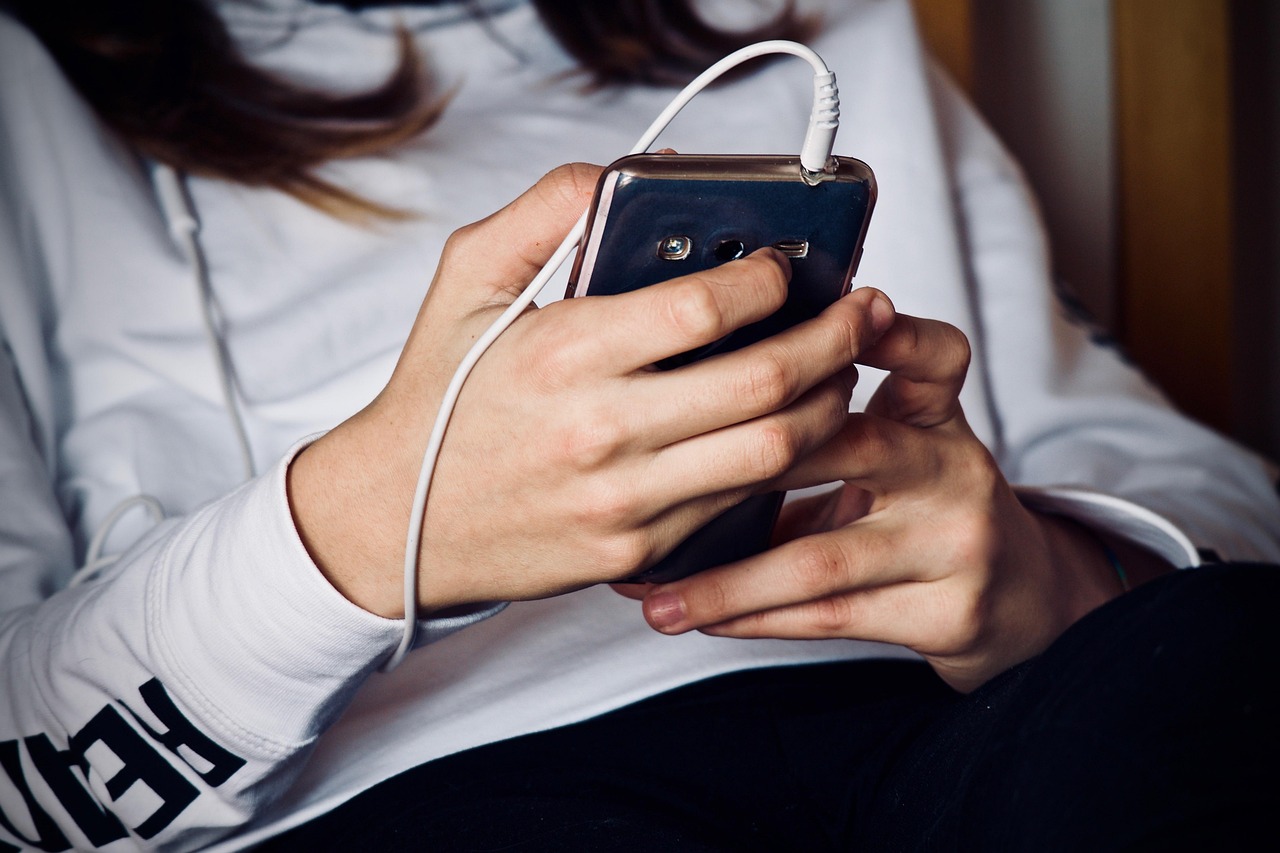 Site-ul oradenet.ro, în sprijinul copiilor și adolescenților victime ale abuzurilor pe internet