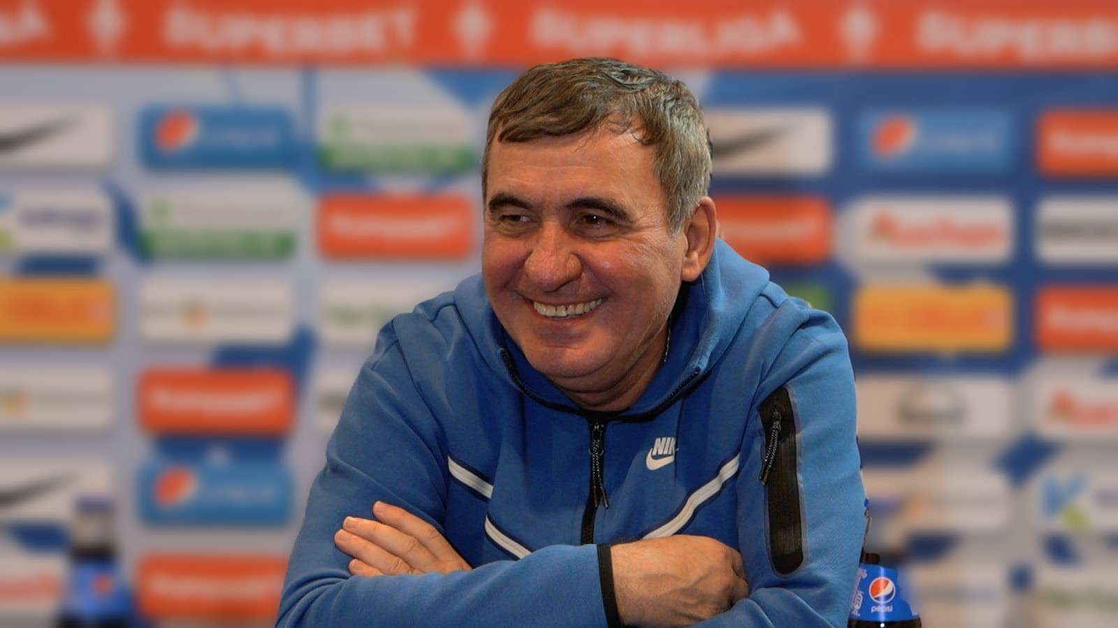 Preşedintele interimar, Ilie Bolojan îl decorează pe Gheorghe Hagi cu Ordinul Naţional ‘Steaua României’