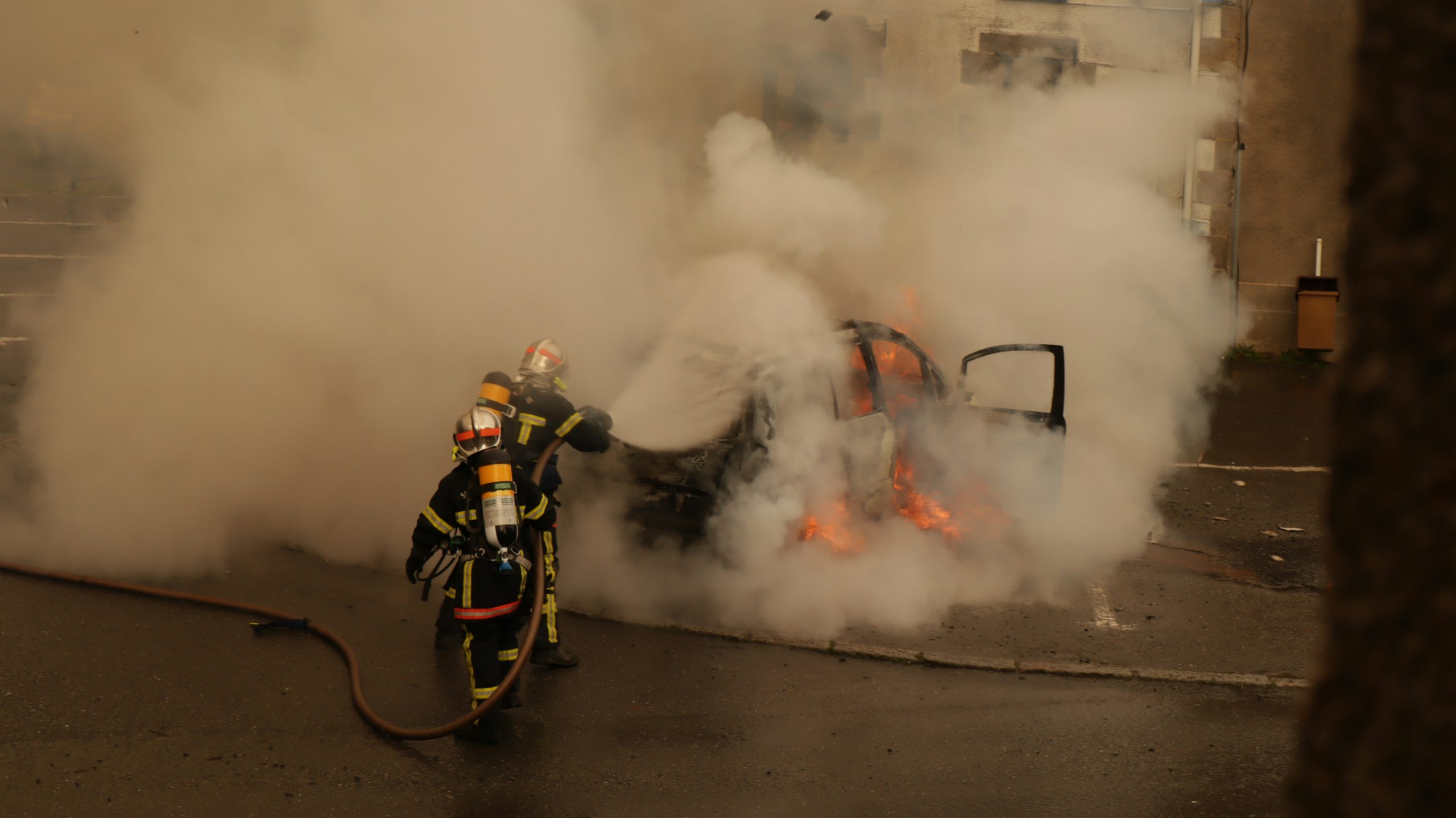 O maşină a luat foc pe A2. Traficul este restricționat pe prima bandă