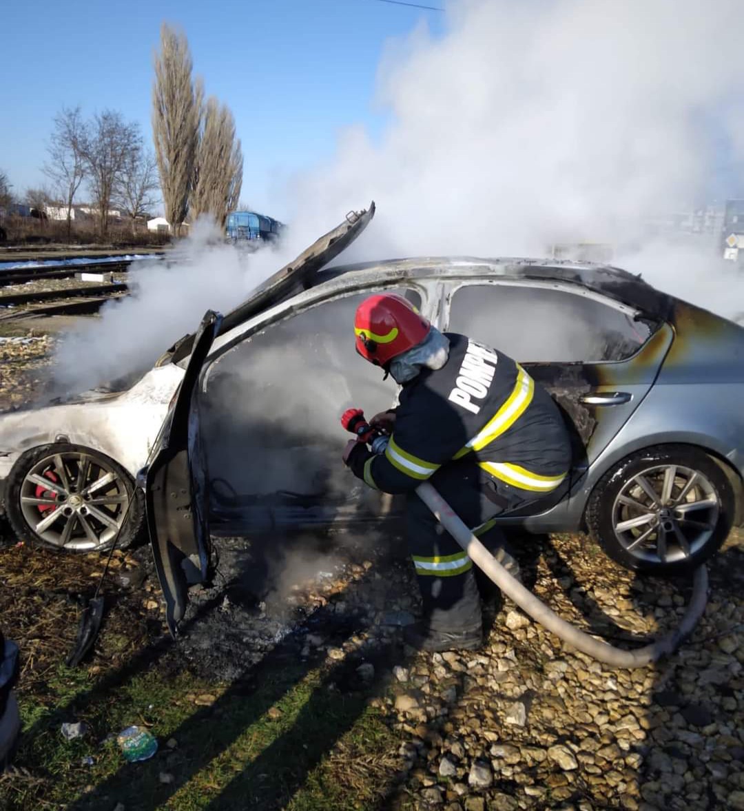 UPDATE: Incendiul izbucnit la un service auto din Ceamurlia de Jos a fost lichidat