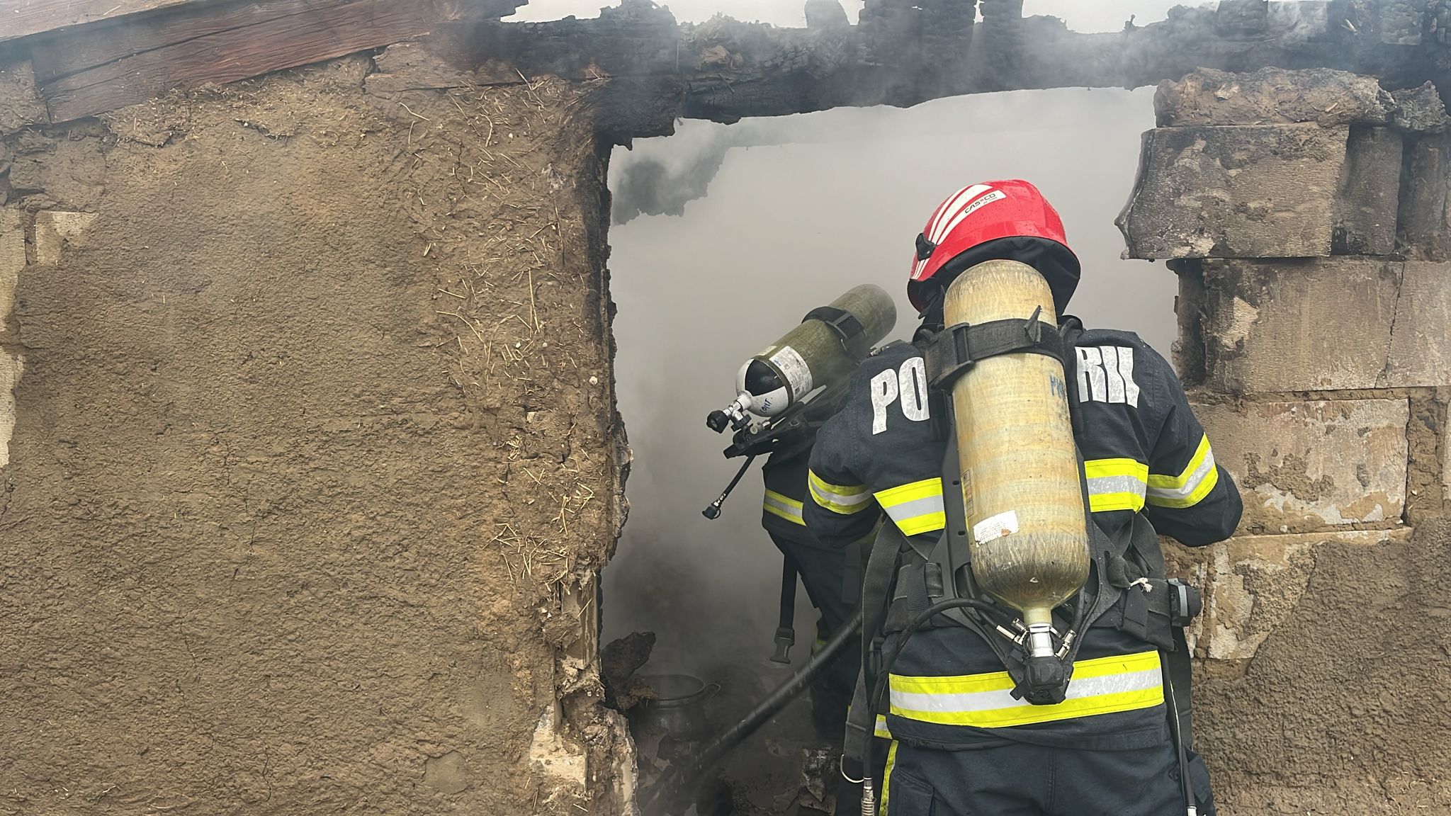 TULCEA: Incendiu la anexa unei locuințe din municipiu. Un bărbat a ajuns la spital
