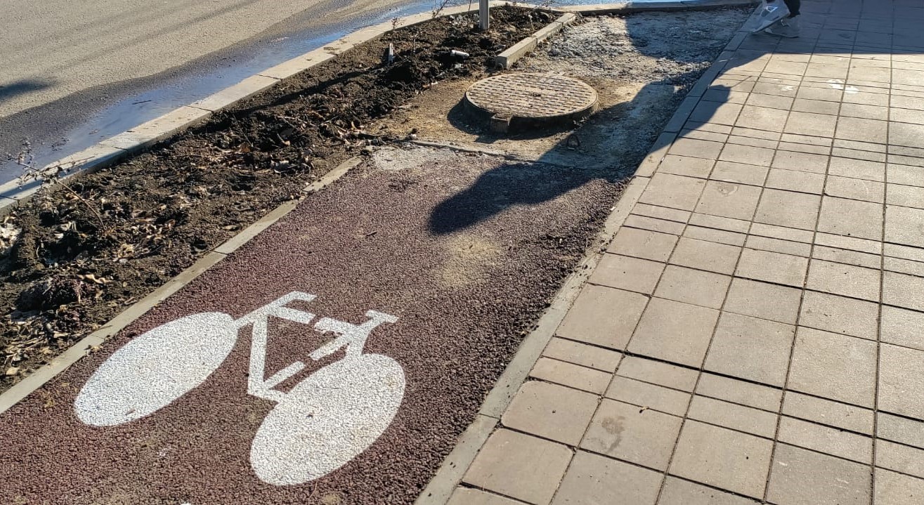 FOTO | Pista de biciclete de pe bulevardul 1 Mai și Șoseaua Mangaliei din Constanța este aproape gata. Opinia lui Marius Hrițuleac, de la Asociația Tomis Bike