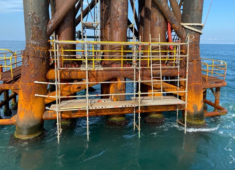 UPDATE | Pericol în Marea Neagră: o platformă petrolieră degradată riscă să se prăbușească și să provoace un dezastru ecologic, susține Greenpeace