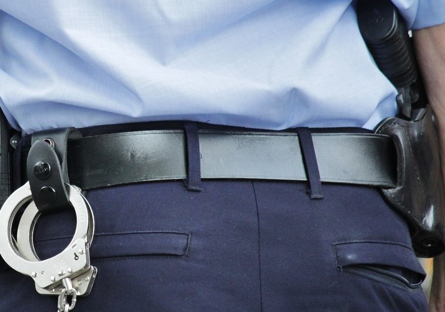MEDGIDIA: Individ reținut, după ce a smuls din toc arma unui polițist