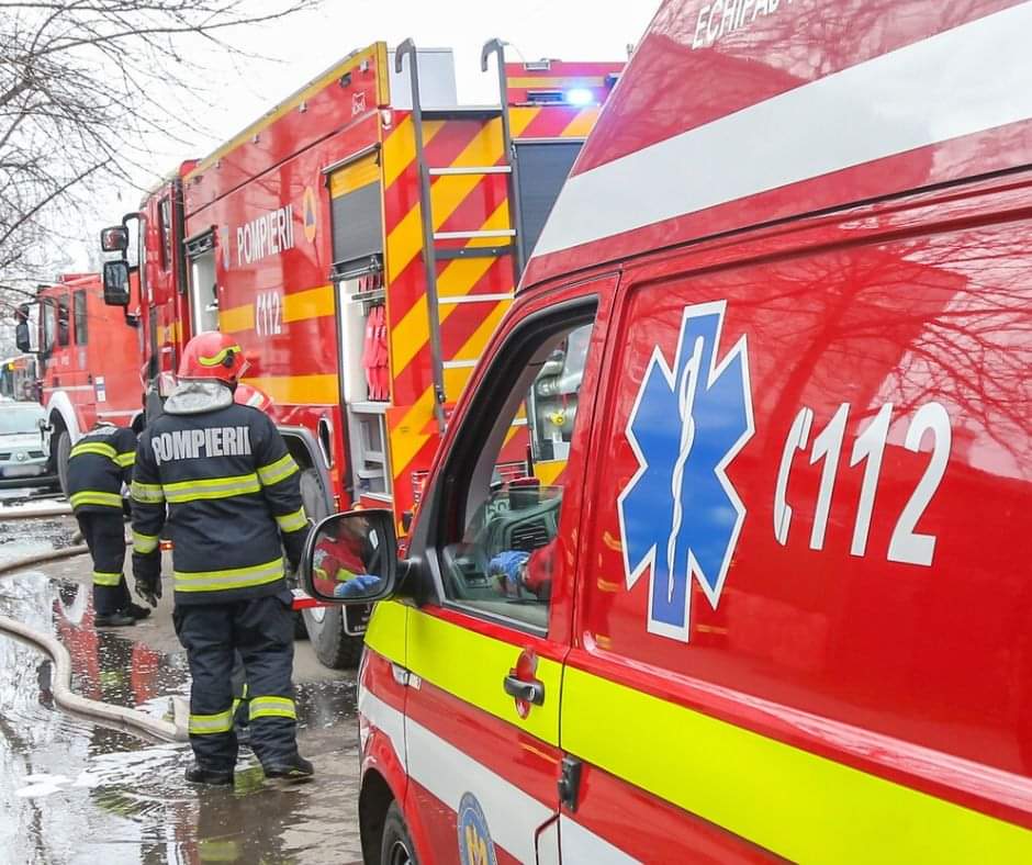 Arde o vopsitorie auto din Constanţa şi intervin pompierii de la ISU Dobrogea. Un bărbat a ajuns la spital