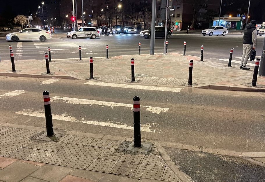 CONSTANȚA: „Stâlpișorii” de pe trotuare au transformat plimbarea într-o cursă cu obstacole și limitează deplasarea nevăzătorilor