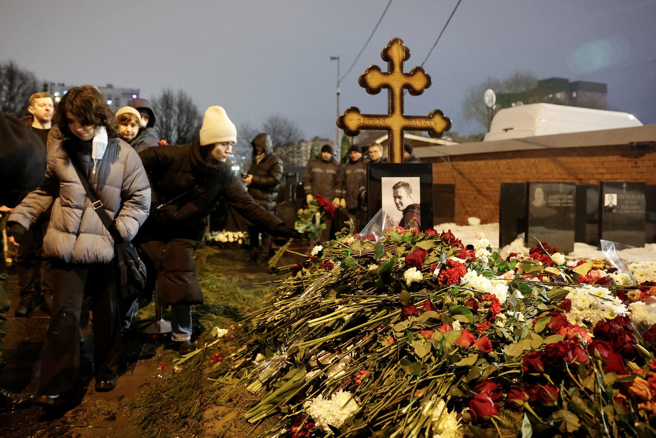FOTO / Rusia: Mulţimea a scandat ”Nu războiului!” în faţa cimitirului unde a fost înmormântat Aleksei Navalnîi