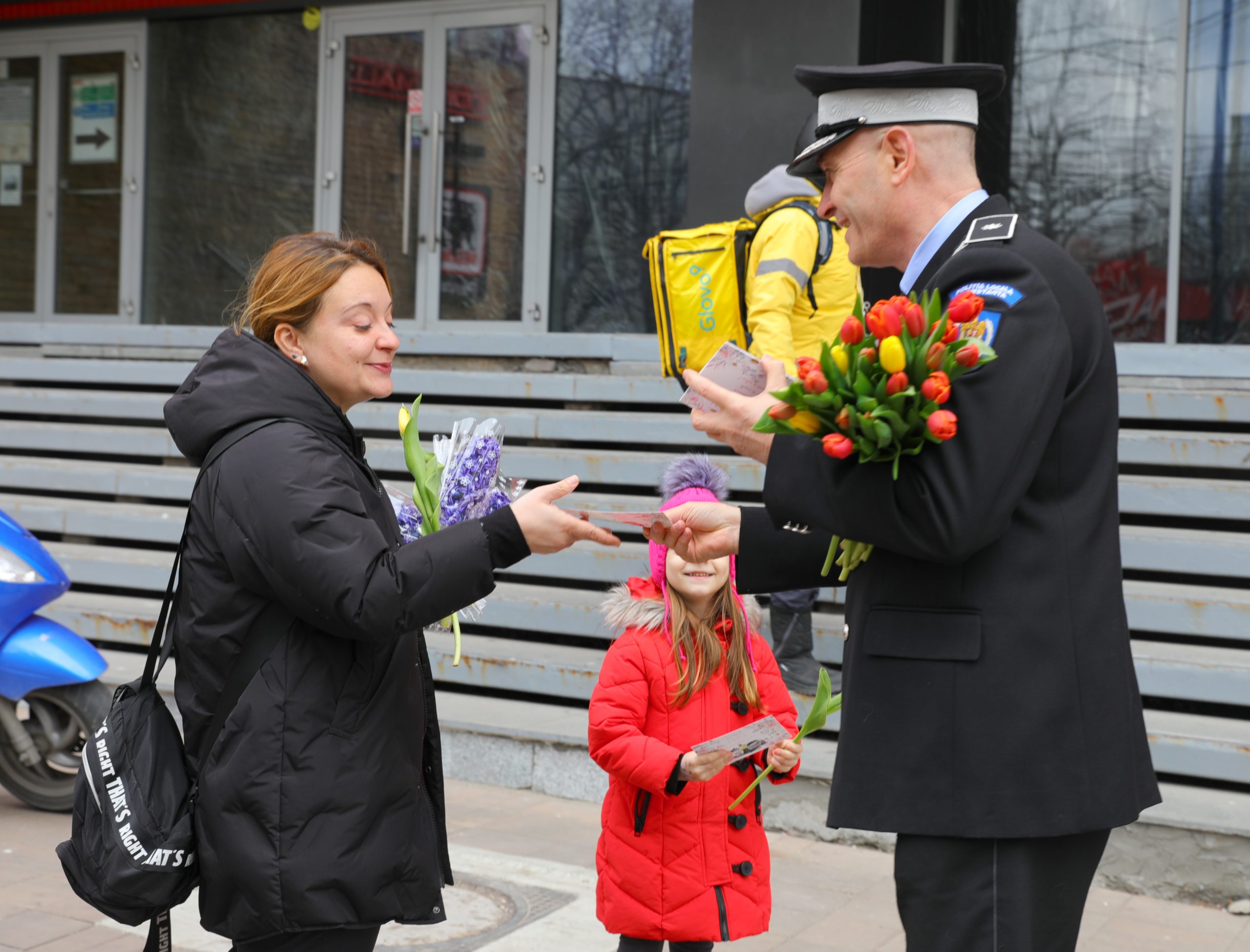 CONSTANȚA: Polițiștii locali au împărțit flori și felicitări doamnelor și domnișoarelor