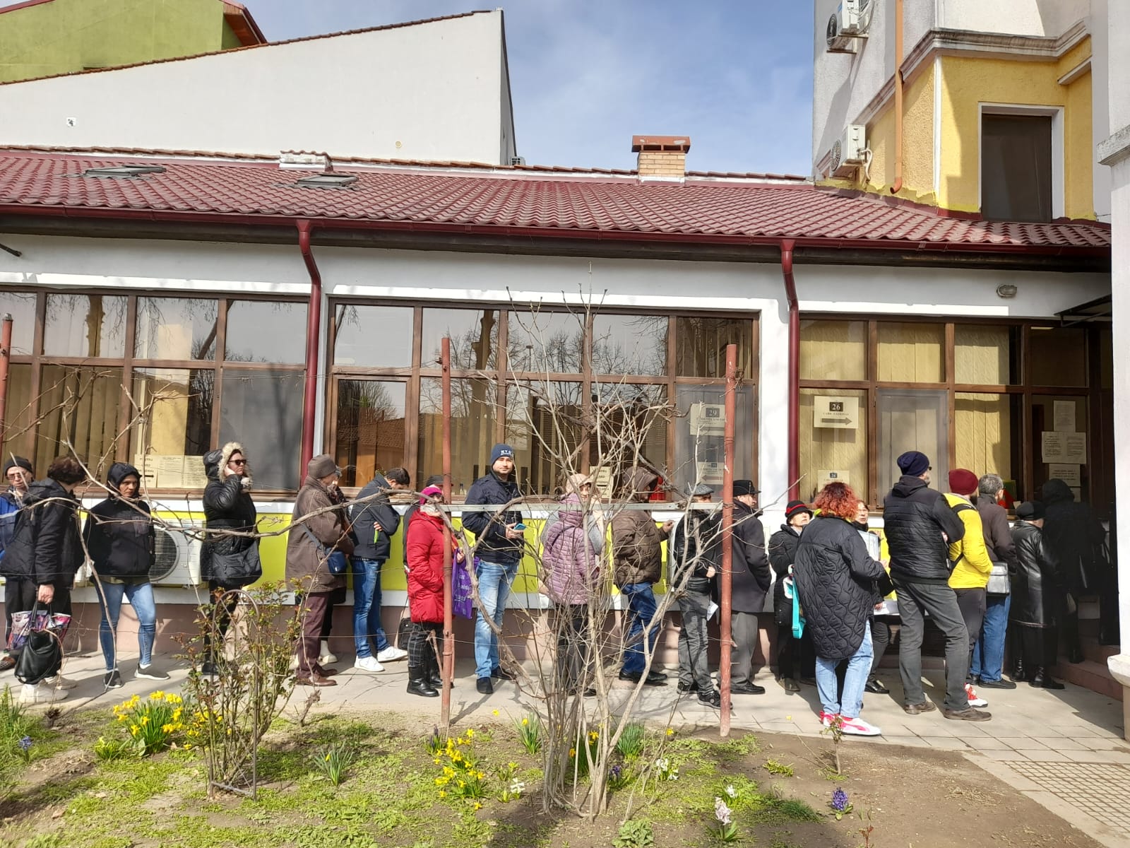 CONSTANŢA: Cozi la Casa Județeană de Asigurări de Sănătate pentru eliberarea unei adeverințe înlocuitoare a cardului de asigurat