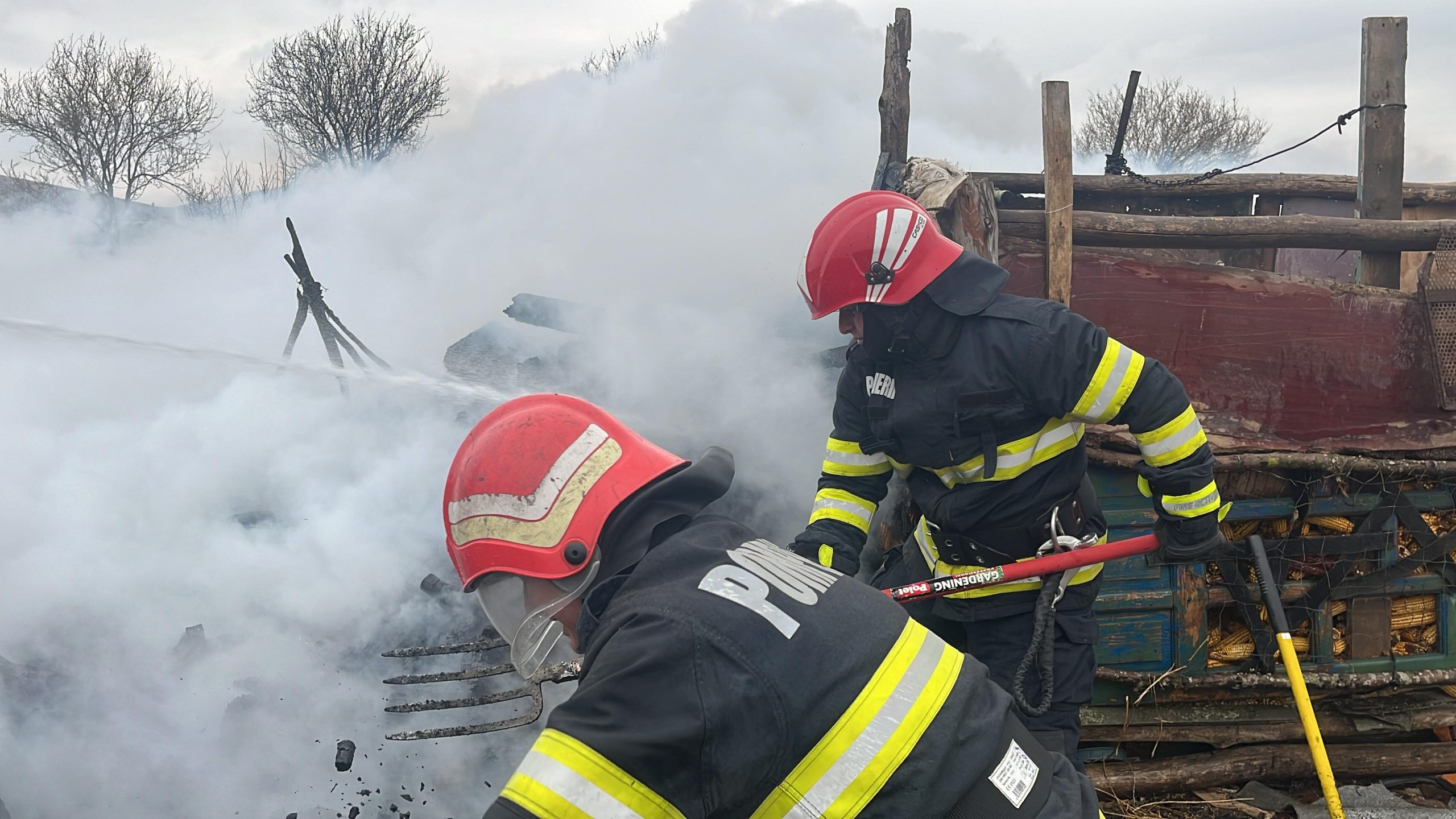 TULCEA: Pompierii intervin în localitatea Nicolae Bălcescu pentru stingerea unui incendiu de la o anexă gospodărească