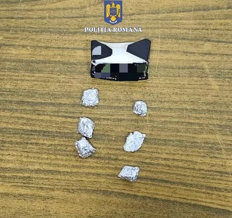 Un bărbat de 30 de ani din Mangalia, prins de poliţişti cu substanţe psihoactive asupra lui