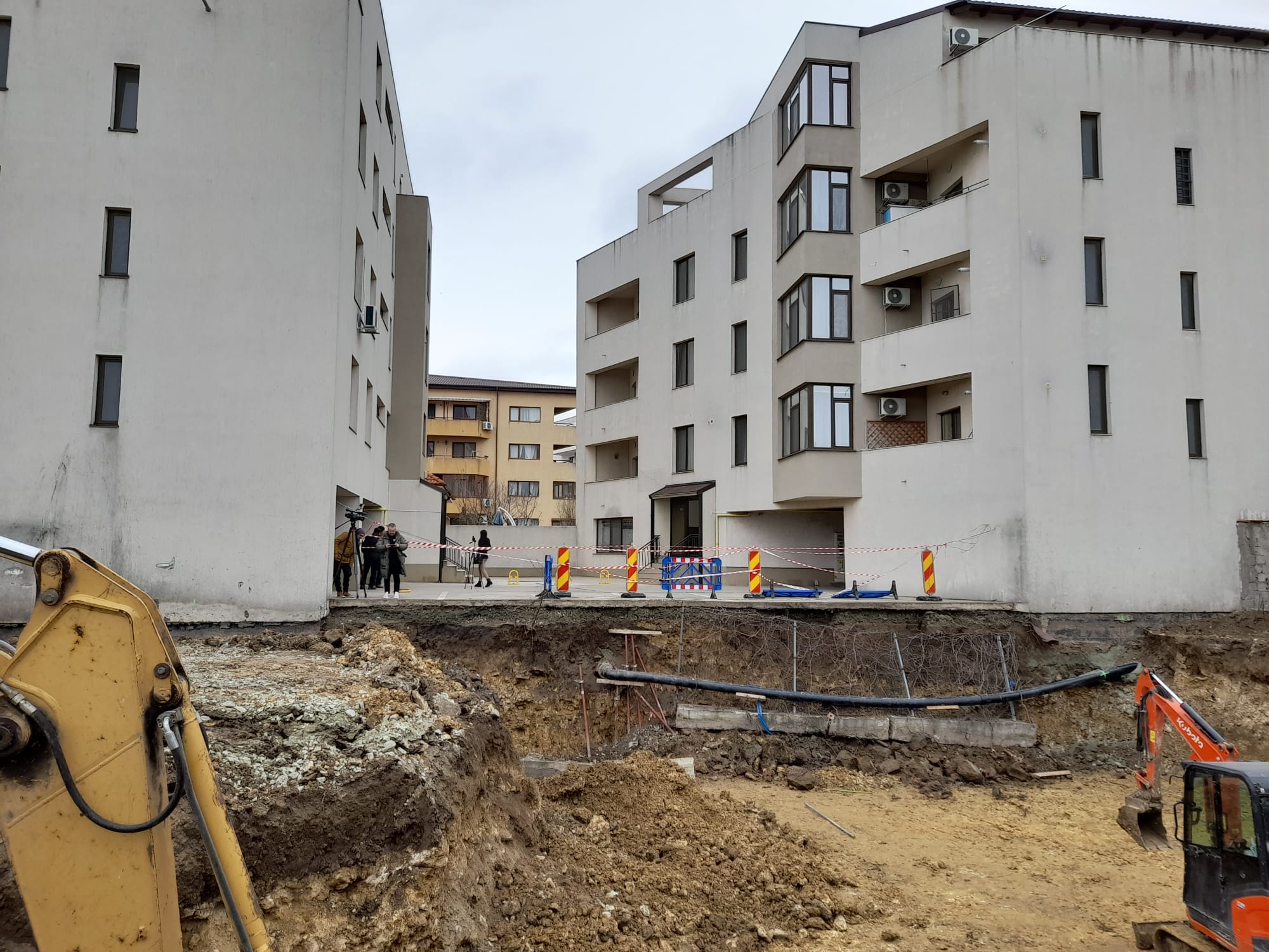 FOTO/VIDEO Panică printre locuitorii din Palazu Mare. Un teren pe care se fac săpături s-a surpat, iar pereţii mai multor blocuri din apropiere s-au fisurat