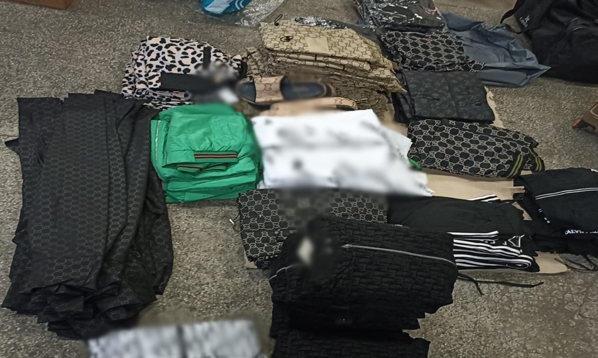 Poliţiştii de frontieră de la PTF Negru Vodă au confiscat articole vestimentare contrafăcute în valoare de aproape 500 de mii de lei